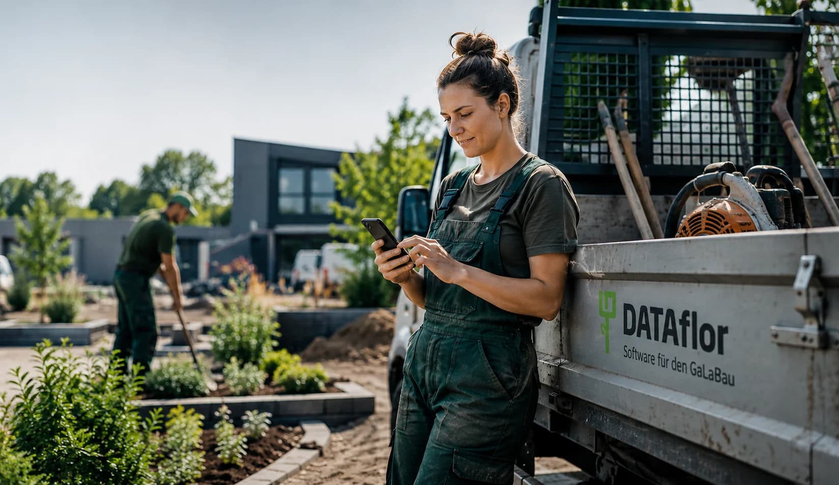 Mitarbeiterin erfasst Baustellendaten mobil mit der DATAflor App
